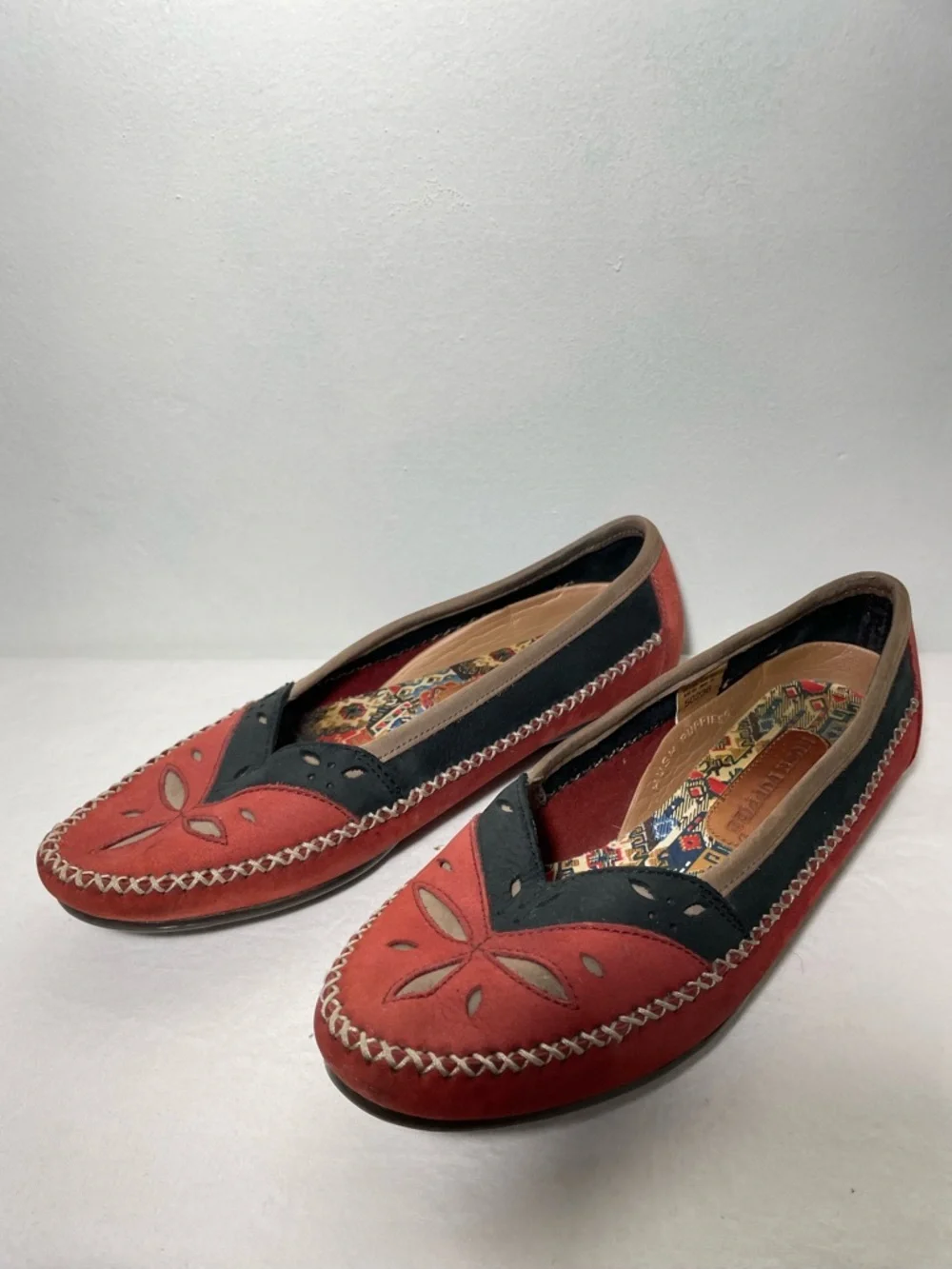 EUC Vintage Hush Puppies Red Black Cutout Moccasins Suede Flats 9